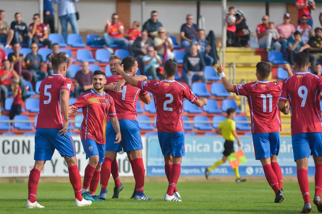 Los jugadores del CD Teruel celebran un gol en uno de los encuentros disputados en Pinilla. | Foto: Pedro Sabio