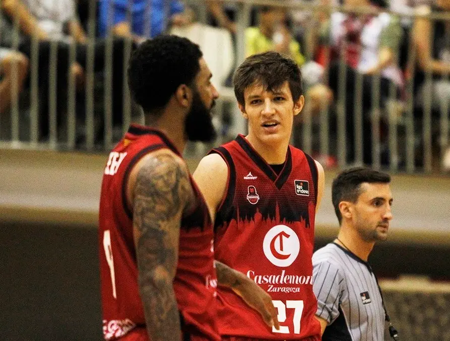 Seeley, de perfil, junto a Vit Krejci. Foto: Casademont Zaragoza