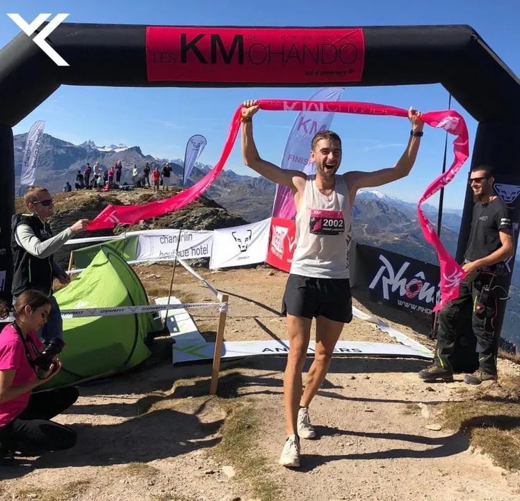 Dani Osanz con la cinta de ganador de la prueba que le da el liderato provisional de la Copa del Mundo de KV. Foto: Cedida