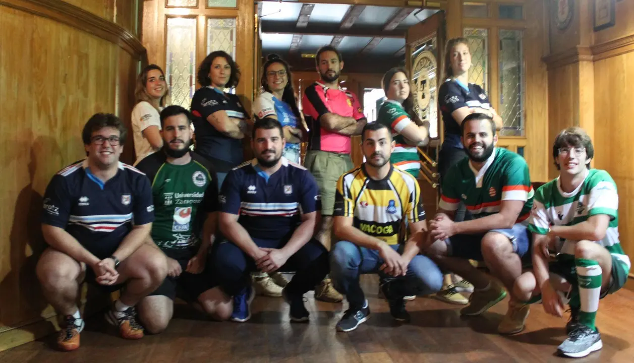 Fotograf&iacute;a de familia de los capitanes y capitanas de los equipos de rugby senior de Arag&oacute;n. Foto: Archivo FAR