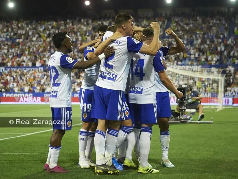 El equipo del Real Zaragoza celebrando un gol. Foto: @RealZaragoza
