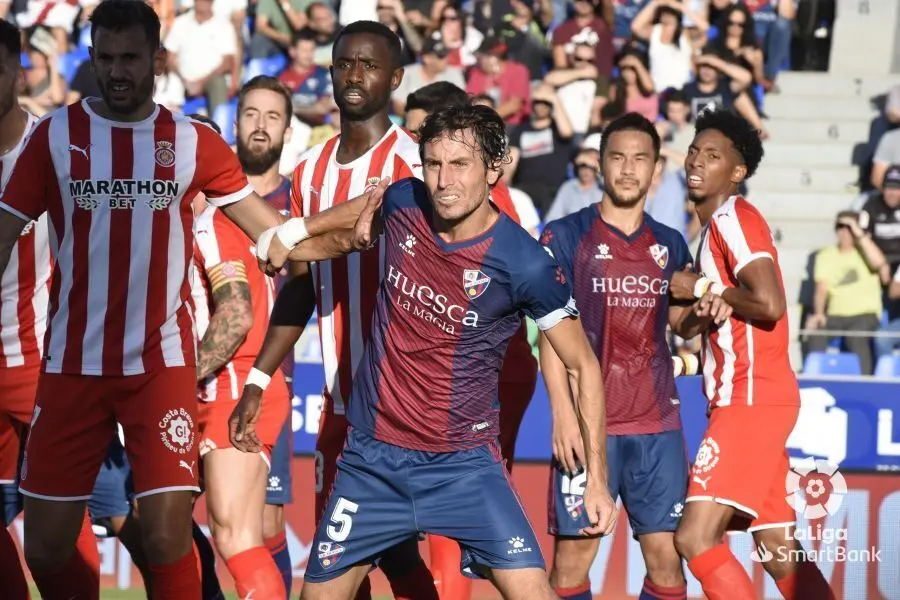 Mosquera, en una imagen de archivo frente al Girona Foto: LFP