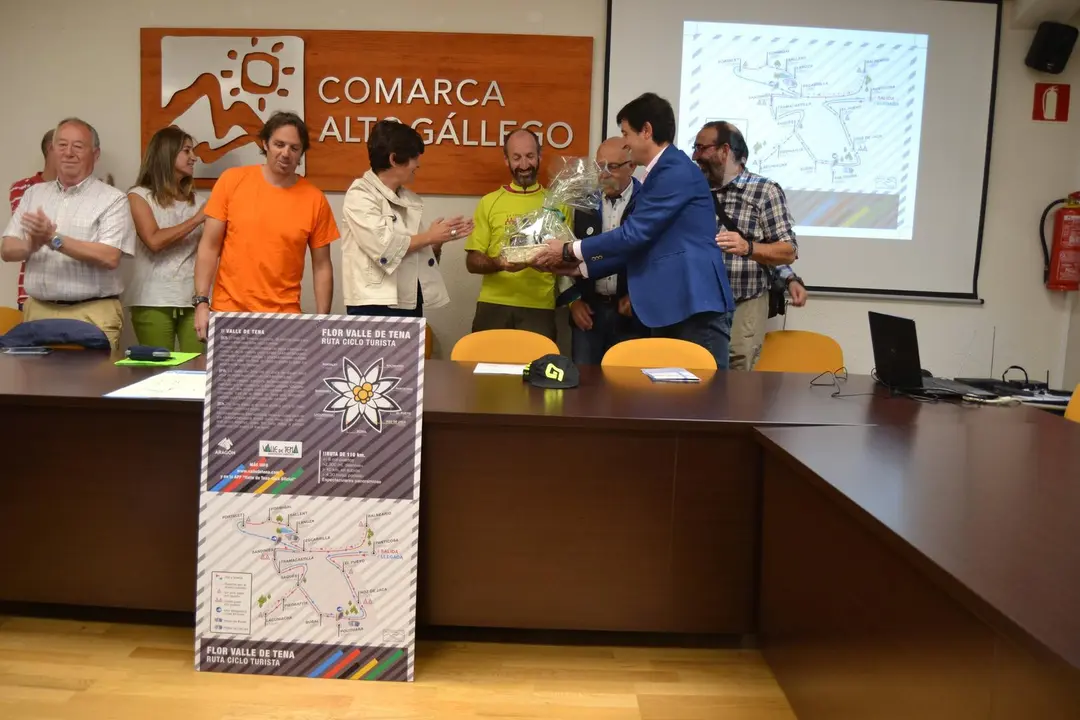 Fernadno Rasal, autor de la Flor Valle de Tena, recibe un obsequio de la Asociaci&oacute;n Tur&iacute;stica Valle de Tena, en la presentaci&oacute;n de la cicloturista. Foto: Sportaragon 