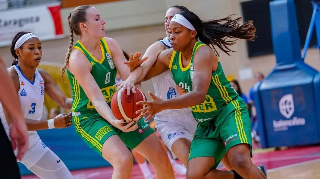 Merrit Hempe y Cierra Dillard,a la derecha de la imagen, pelean un bal&oacute;n / Alberto Nevado (FEB)