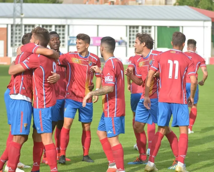 Los jugadores del CD Teruel celebran un gol en un partido en Pinilla | Foto: Pedro Sabio