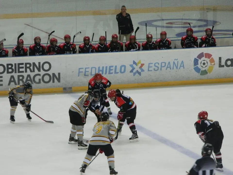 Face off entre el CH Jaca y el CH Valdemoro. | Foto: CH Jaca