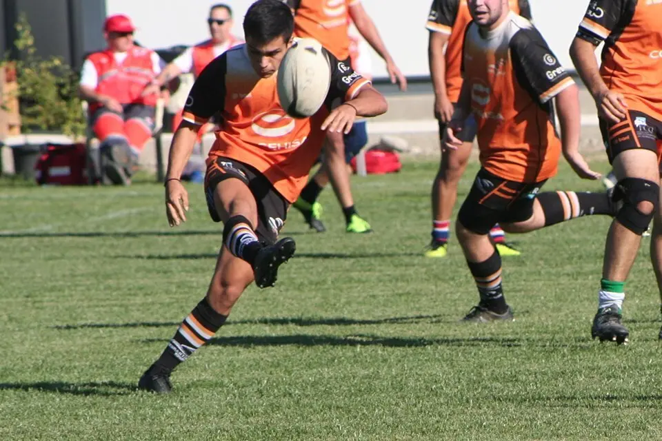 El montisonense Arnau Figueres del Quebrantahuesos lanza una patada para buscar la espalda de los jugadores del CEU. Foto: Quebrantahuesos Rugby Club