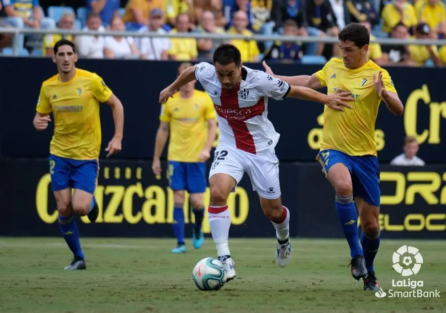Okazaki busca irse de un rival en el C&aacute;diz - Huesca  del pasado curso | Foto: LFP