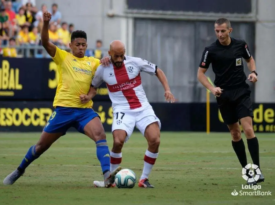 Mikel Rico disputo un bal&oacute;n con un jugador del C&aacute;diz. | Foto: LaLiga