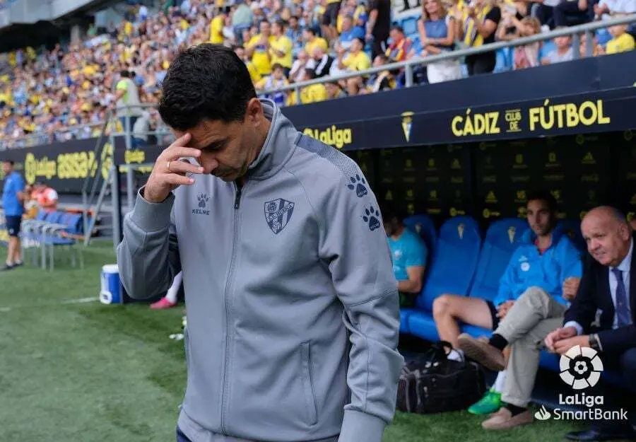 M&iacute;chel, santigu&aacute;ndose antes del C&aacute;diz - Huesca | Foto: LaLiga