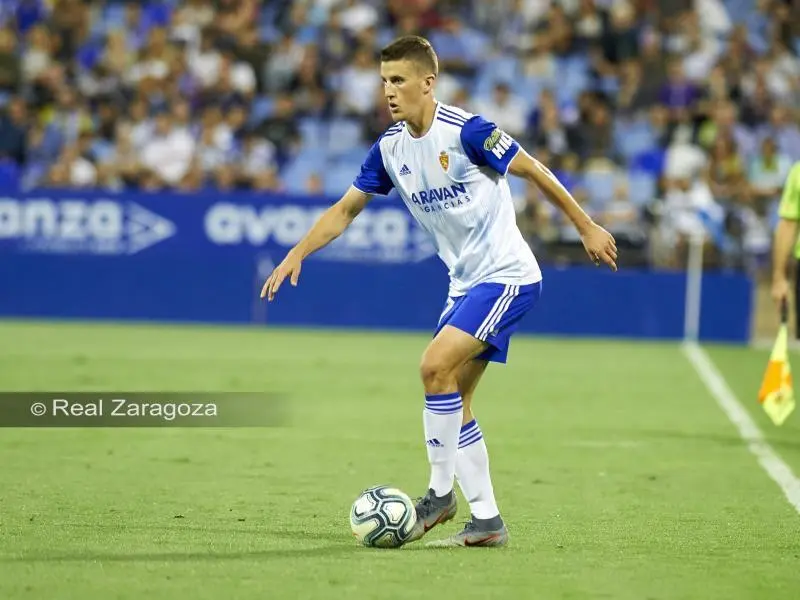 Carlos Nieto conduce el esf&eacute;rico. | Foto: Real Zaragoza
