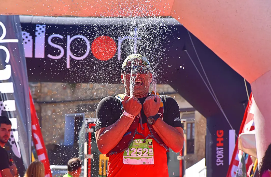 Un 'finisher' de la trail de la Ultra Trail Guara Somontano, feliz en su entrada a meta. Foto: Candela Pascual