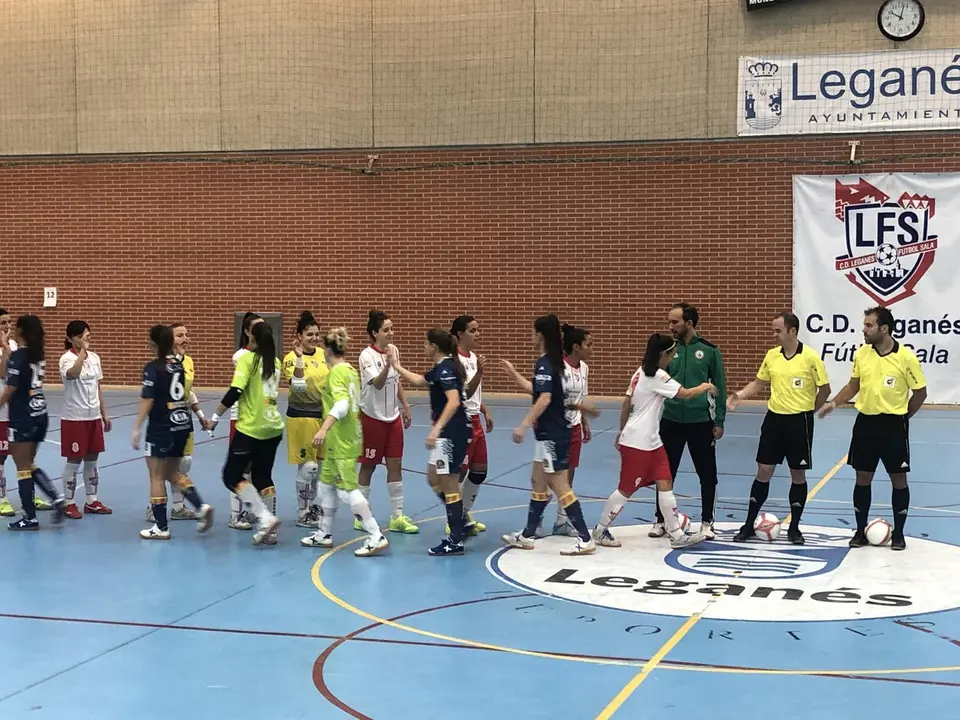 Los equipos se saludan al inicio del partido. Foto: Sala Zaragoza