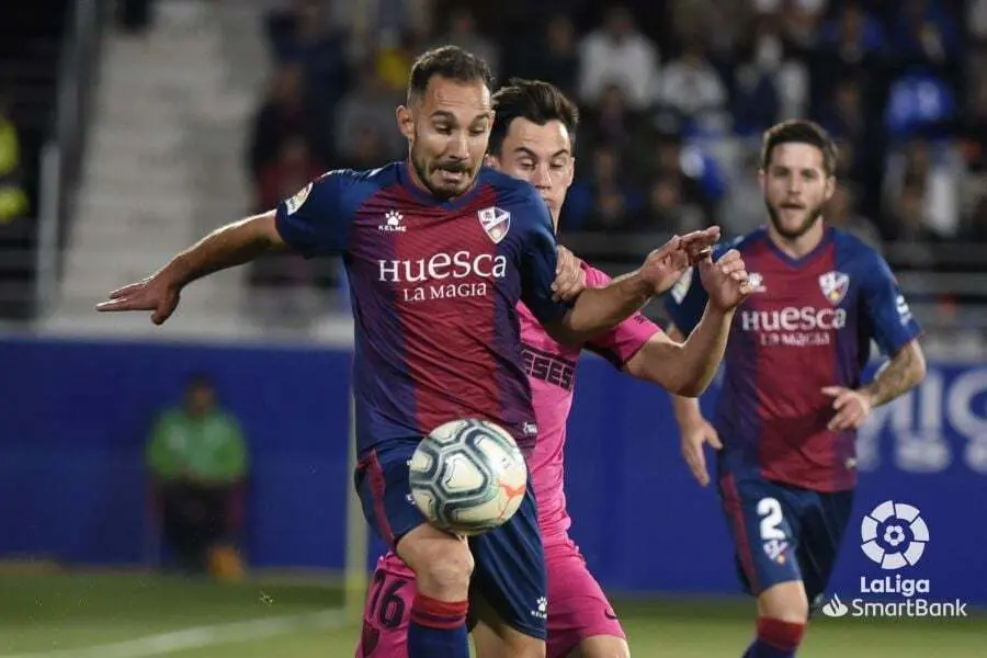 Ferreiro, en una imagen de archivo, protege el bal&oacute;n en el partido contra el M&aacute;laga. | Foto: LFP