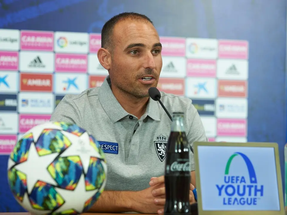 Iv&aacute;n Mart&iacute;nez en rueda de prensa. | Foto: Real Zaragoza