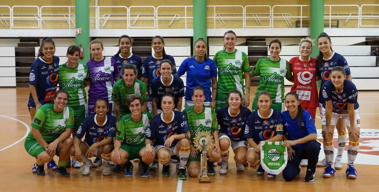 Jugadoras de ambos equipos posan para la c&aacute;mara. Foto: F.S.Z