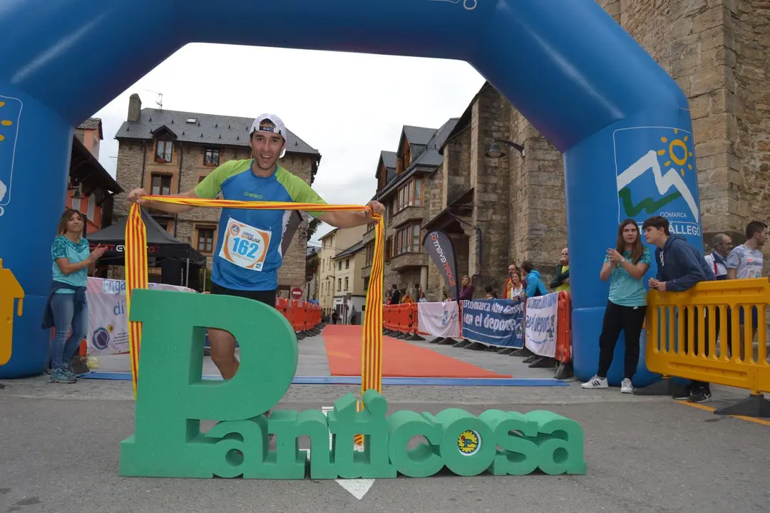 Kiko Navarro, en la imagen, ganador absoluto de la cuarta edici&oacute;n de la trail CxM Panticosa. Foto: Sportaragon