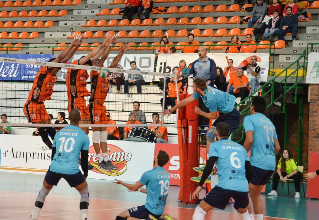 Jugadores del CV Teruel tratan de bloquear un remate proveniente de la cancha del UBE L'Illa Grau durante un partido de la pasada temporada | Foto: CV Teruel
