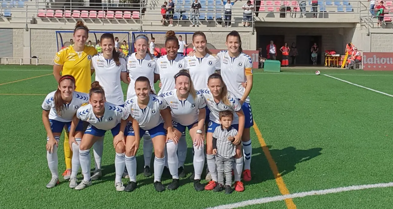 Alinaci&oacute;n del Zaragoza CFF frente al Seagull. Foto: Zaragoza CFF