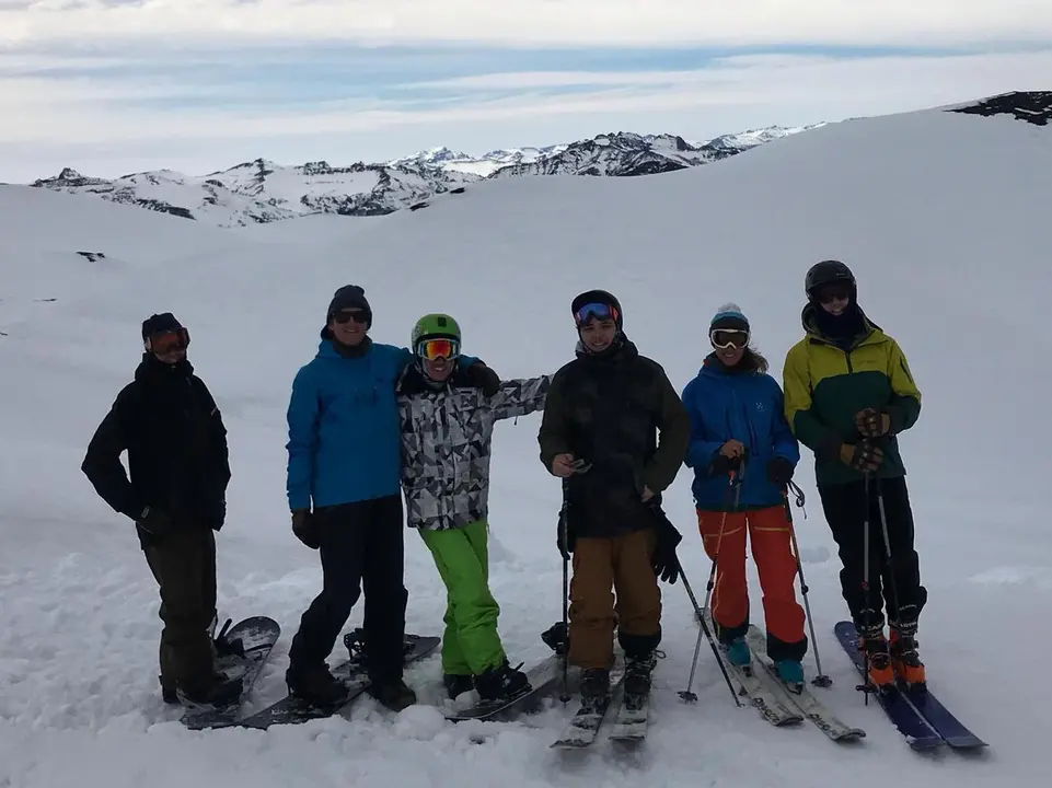 De izquierda a derecha, David, Ben, Joaquin, Tommy, Eunate y Dani, parte del equipo que ha hecho posible el cortometraje Wallmapu. Foto: Cedida