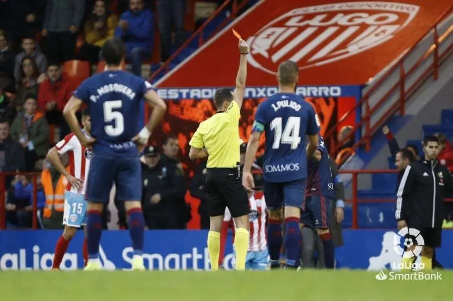 El &aacute;rbitro muestra la trajeta roja a Josu&eacute; S&aacute;. | Foto: LFP