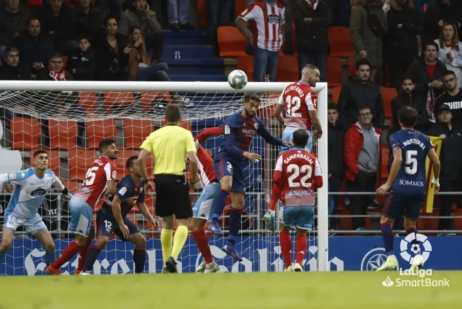 Josu&eacute; despeja un bal&oacute;n a&eacute;reo en la derrota del Huesca en Lugo. | Foto: LFP
