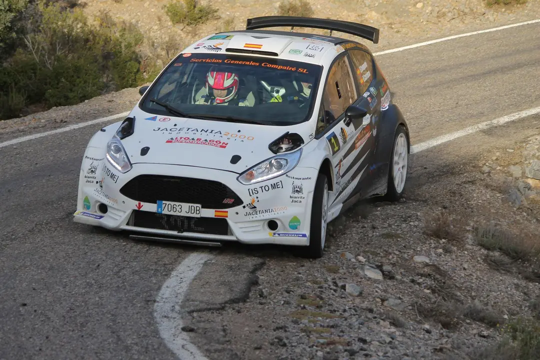 Comapir&eacute;  y Carrasco gestionan una curva a izquieras en el Rallysprint de Tabuenca que han ganado de forma clara. Foto: FADA 