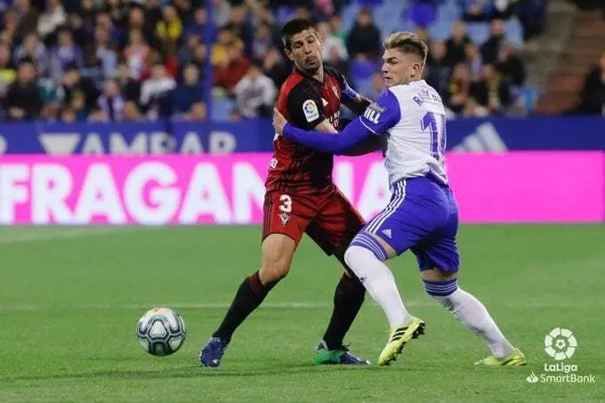 Guti pelea el bal&oacute;n ante el Mirand&eacute;s. Foto: La Liga