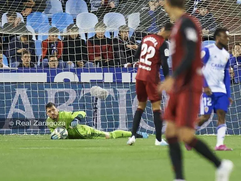 Cristian detiene un bal&oacute;n. Foto: Real Zaragoza