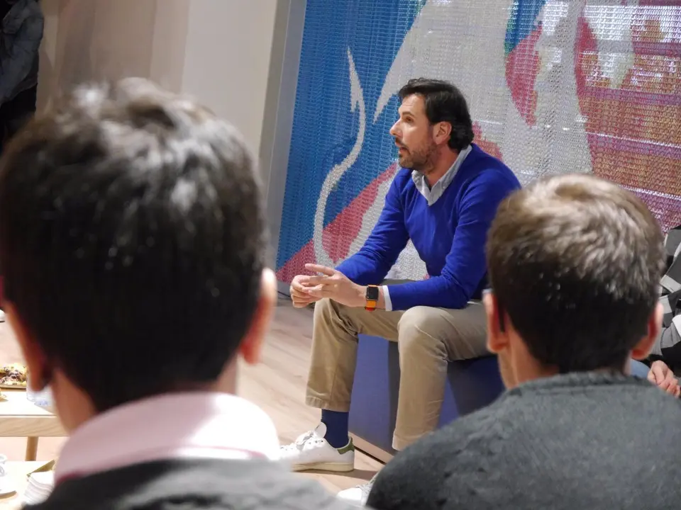 Rub&eacute;n Garc&iacute;a, durante una charla en el palco VIP de la SD Huesca. | Foto: SDHuesca