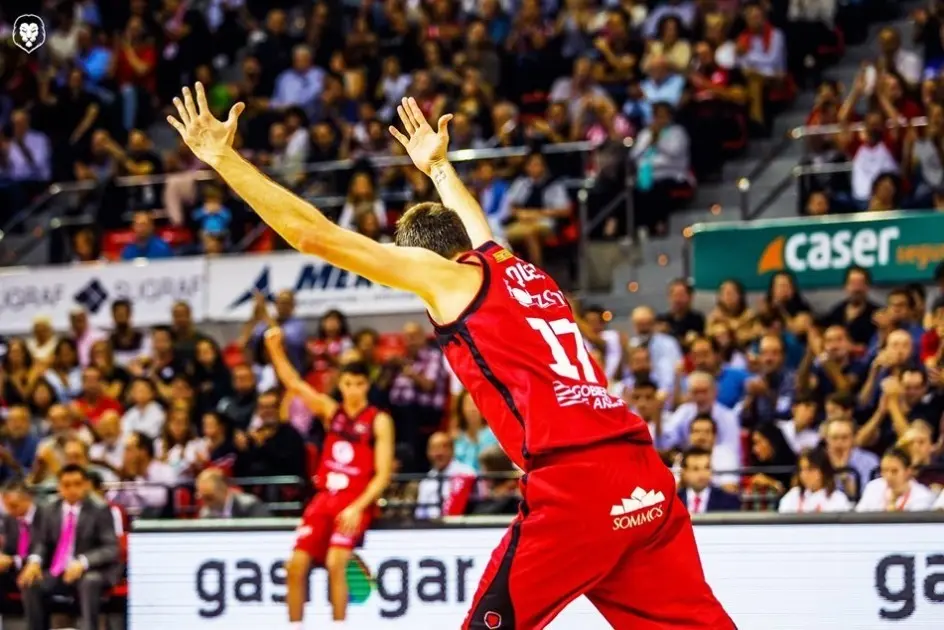 Fran V&aacute;zquez celebra una acci&oacute;n ante Bilbao Basket. Foto: Esther Casas/Casademont Zaragoza