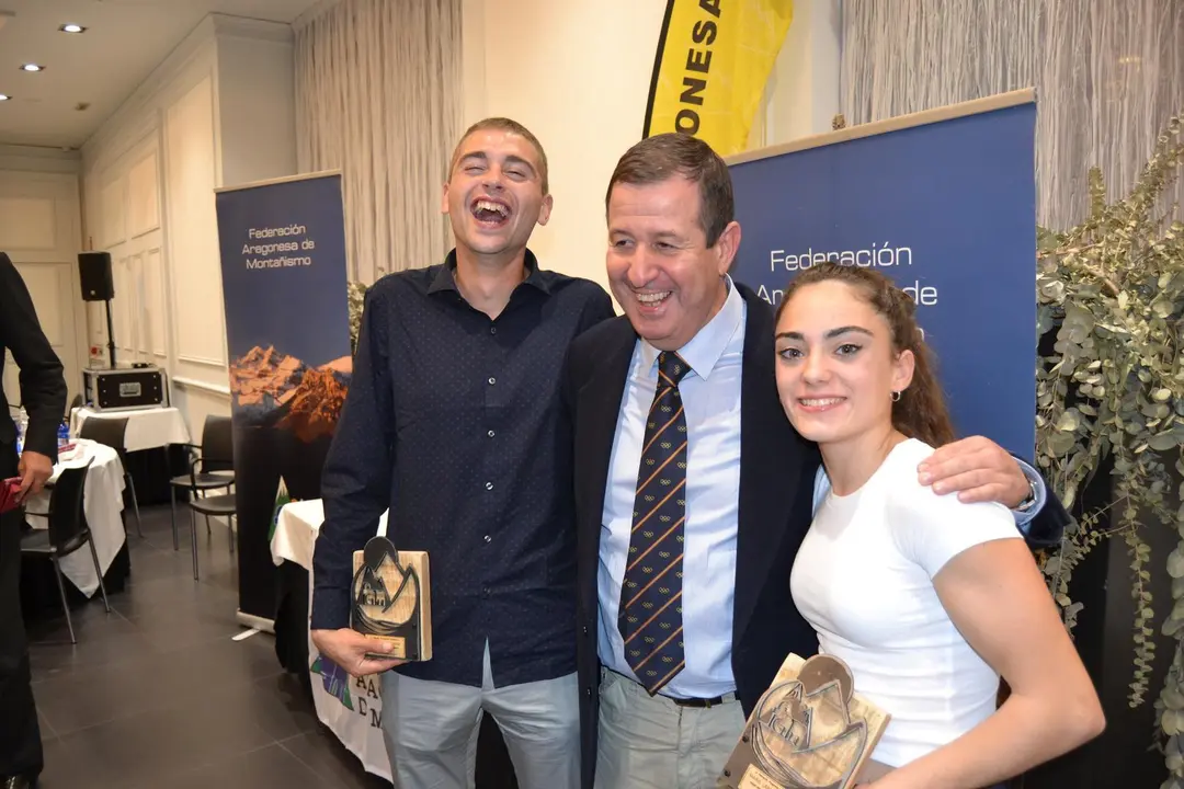 Dani Osanz y Mar&iacute;a Laborda, mejores deportistas de la FAM 2019, flanquean al prsidente de la FAM, Luis Masgrau. Foto: Sportaragon