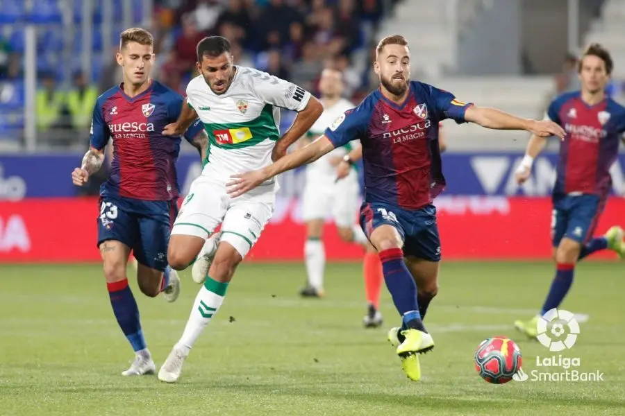 Pulido protege el bal&oacute;n ante un jugador del Elche en el partido ddisputado en El Alcoraz (2-0). Foto: LFP