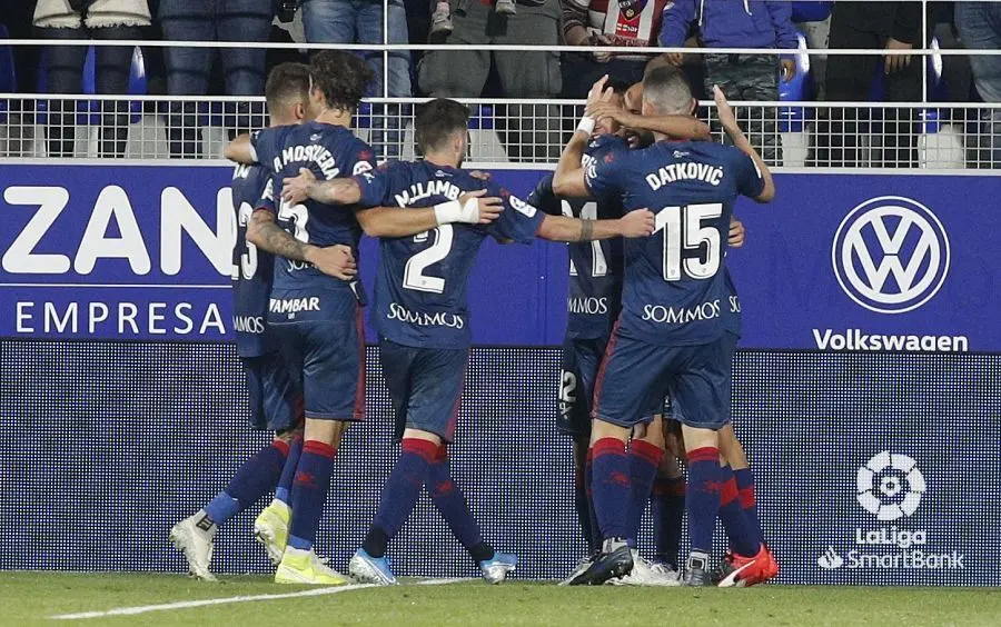 Los juadores del Huesca celebran uno de los goles conseguidos contra el Elche en El Alcoraz. Foto: LFP