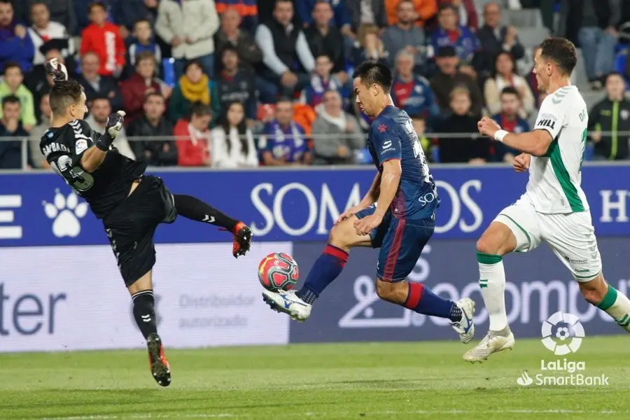 Okazaki intenta elevar el bal&oacute;n en la desesperada salida del portero del Elche. Foto: LFP