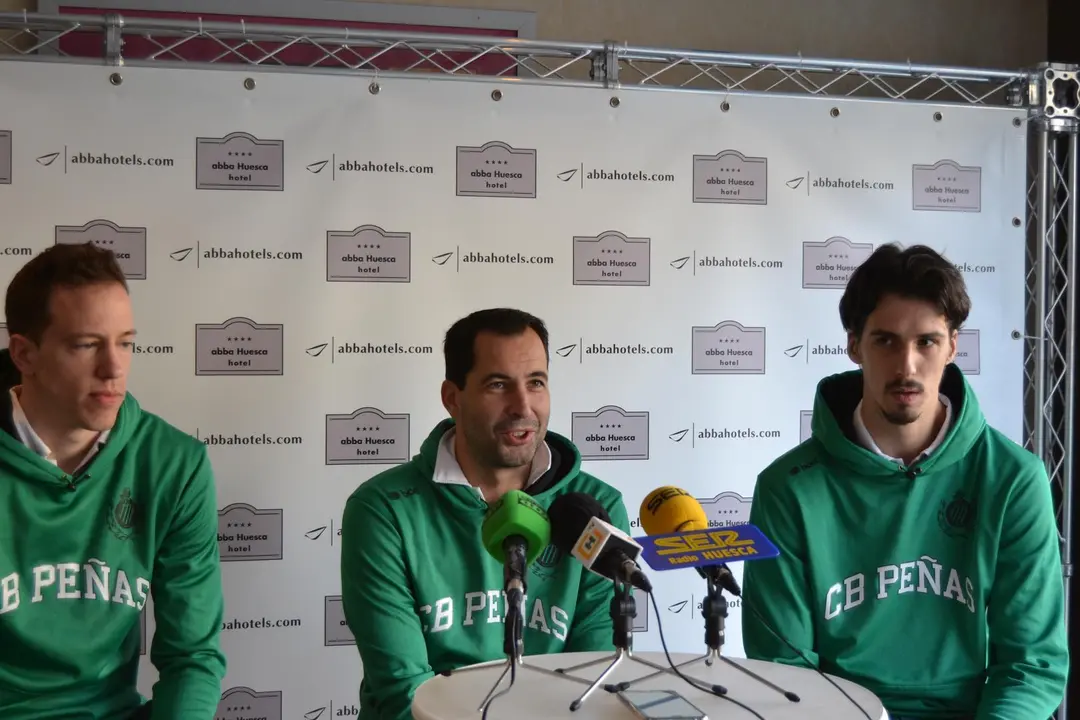 El t&eacute;cnico del Levitec Huesca, Guillermo Arenas, entre Dedovic y Skara, habl&oacute; sobre el Canoe en el hotel Abba que se suma al patrocinio del CB Pe&ntilde;as. Foto: Sportaragon