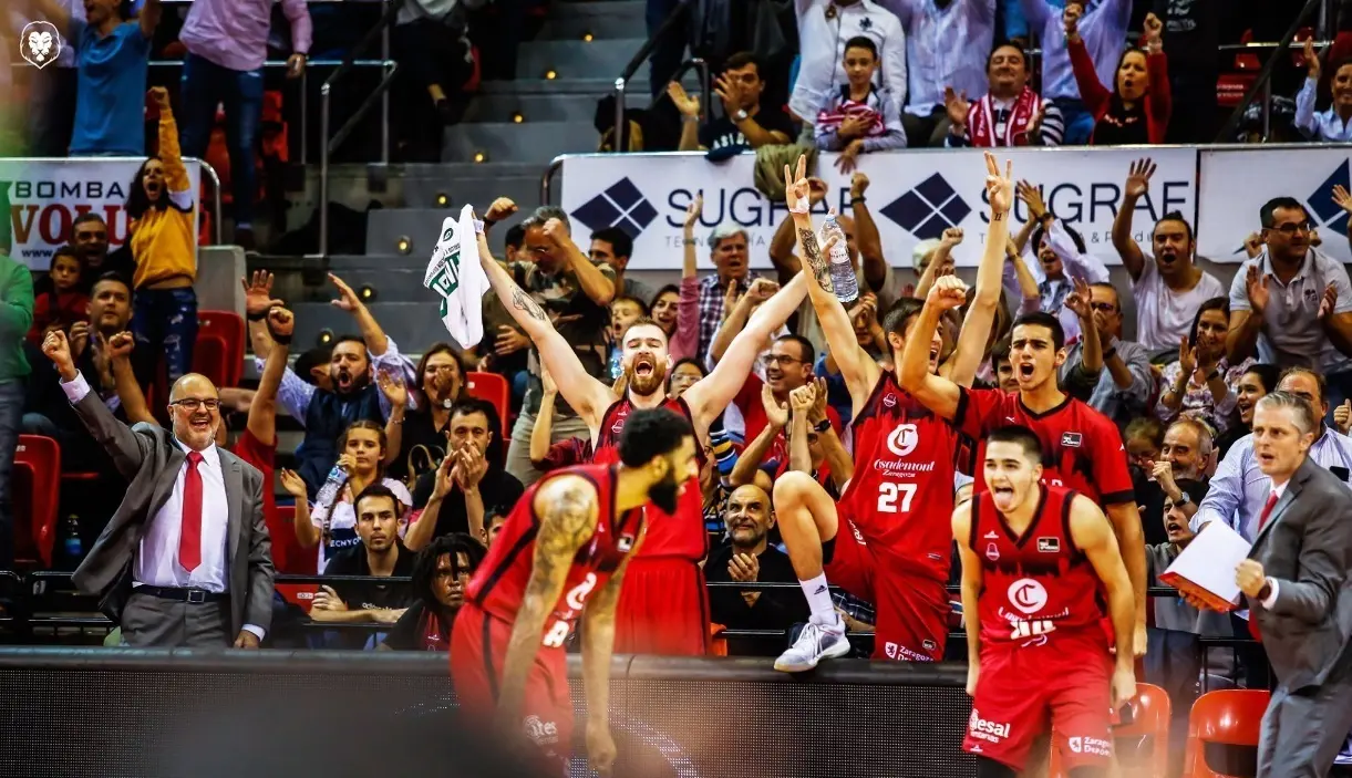 Los jugadores del Casademont Zaragoza celebran una acci&oacute;n del domingo. Foto: Esther Casas/Basket Zaragoza