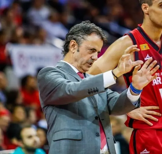 Fisac da instrucciones en el duelo de este mi&eacute;rcoles. Foto: FIBA