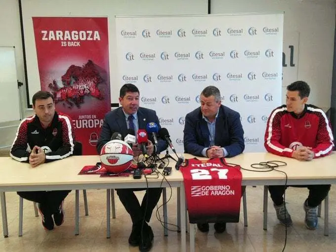 Sergio Lam&uacute;a -a la izquierda-, en rueda de prensa. Foto: Casademont Zaragoza