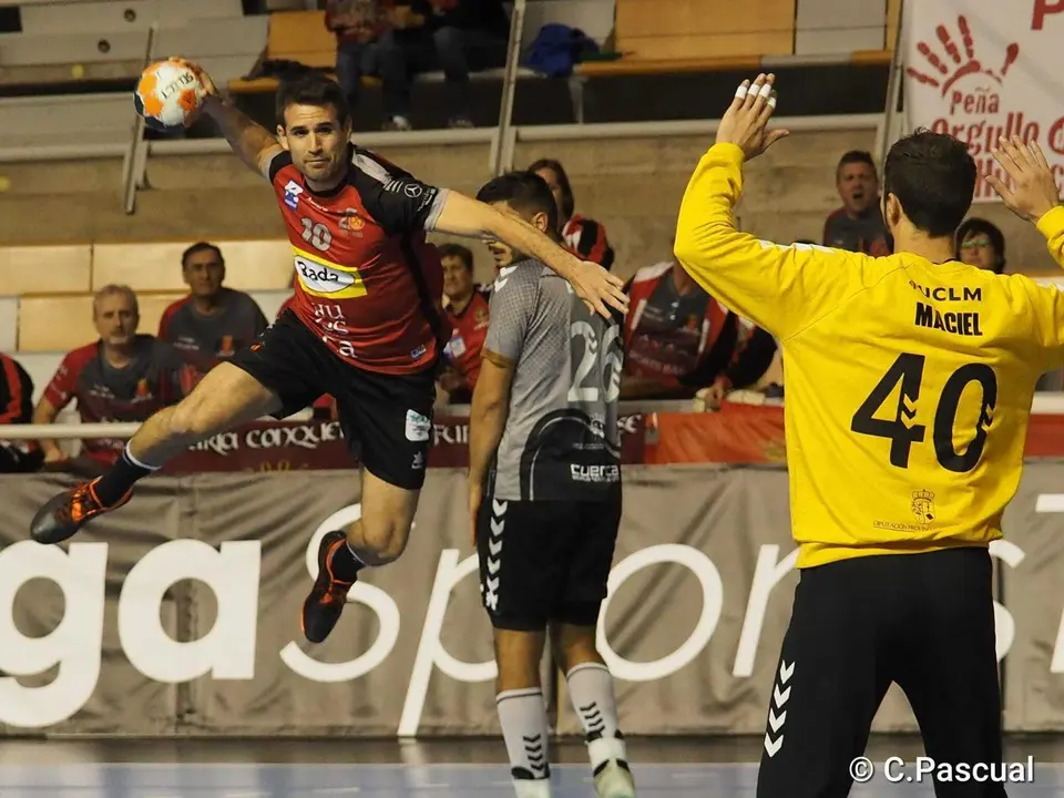 Adri&aacute; P&eacute;rez, en la imagen, finalizando una jugada del Bada Huesca contra Cuenca. Foto: C.Pascual