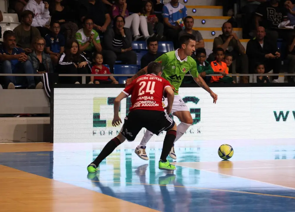 Adri Ortego, en una acci&oacute;n defensiva. Foto: Palma F&uacute;tsal