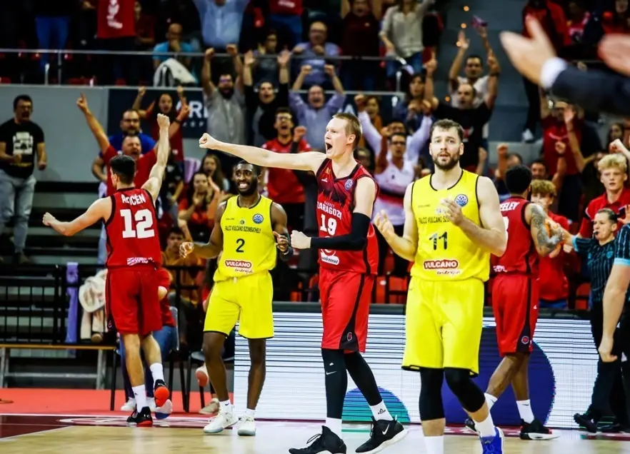 Robin Benzing y Aloc&eacute;n celebran el triunfo ante el Falco. Foto: Esther Casas/FIBA