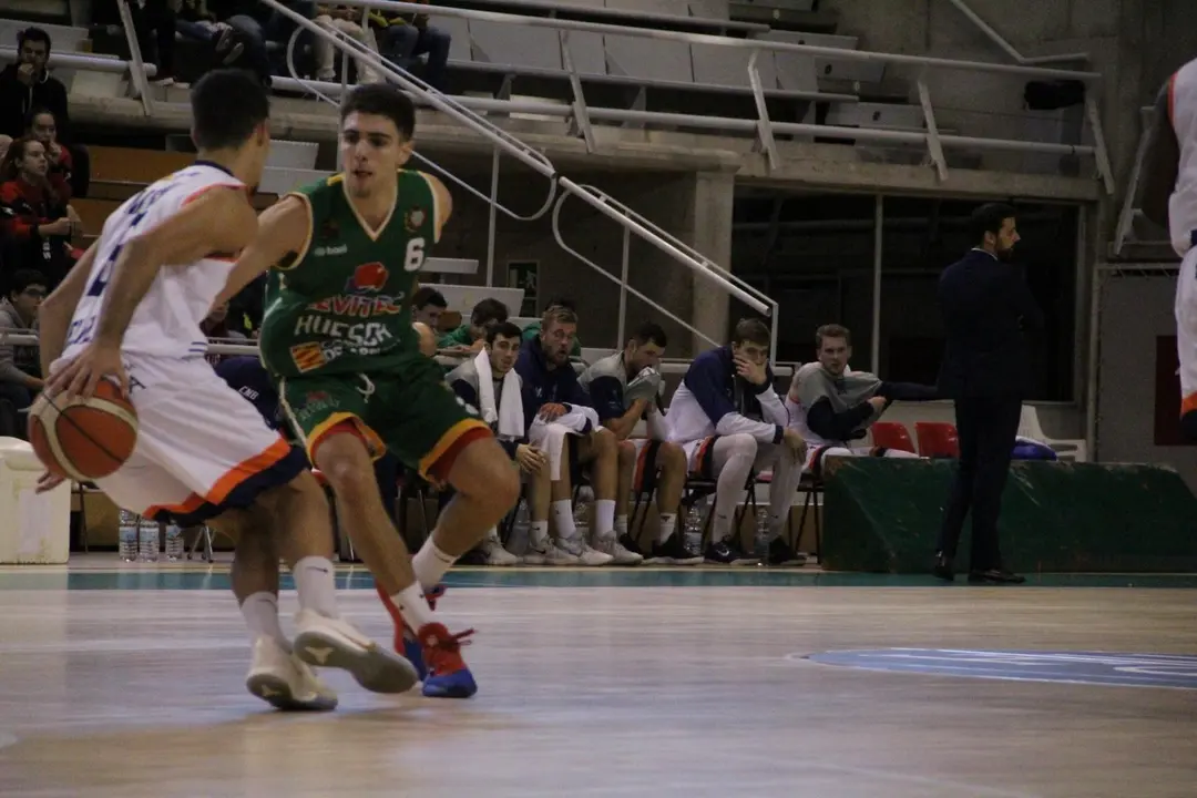 El base del Levitec Huesca Dani garc&iacute;a que firm&oacute; un gran partido presiona a un jugador el Melilla. Foto: CB Pe&ntilde;as