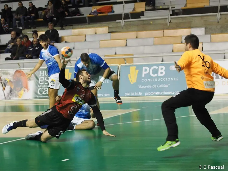 Benites se hace con una bola en el Bada Huesca Valladolid disputado en el Palacio. Fue el &uacute;ltimo partido que gan&oacute; el Bada esta temporada, en noviembre. Foto: C.Pascual