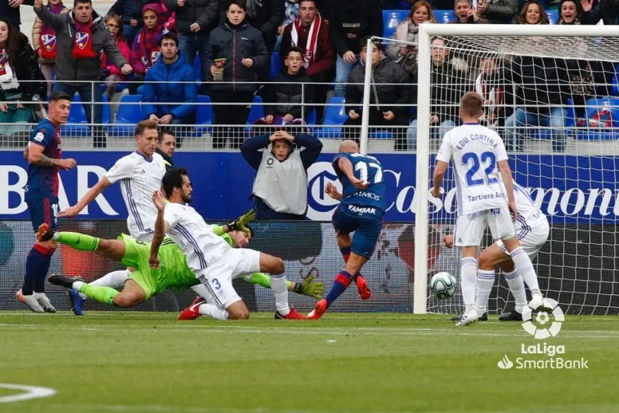 Rico lleva el bal&oacute;n a las redes de la porter&iacute;a del Oviedo tras una gran jugada de Cristo. Foto: LFP