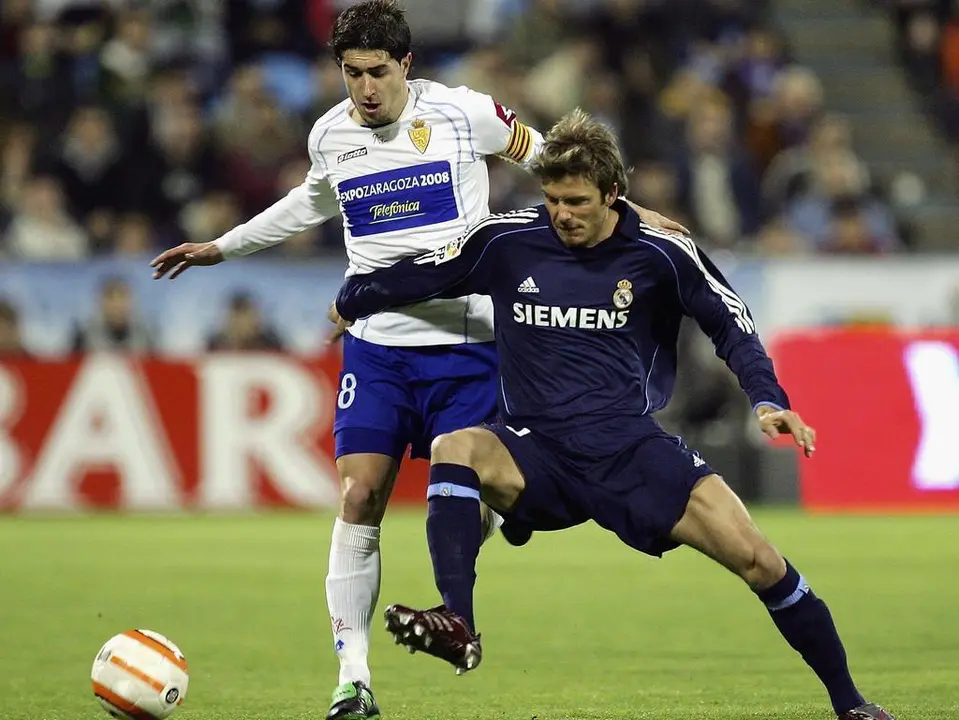 Cani contra Beckham en la disputa del bal&oacute;n. | Foto: Getty