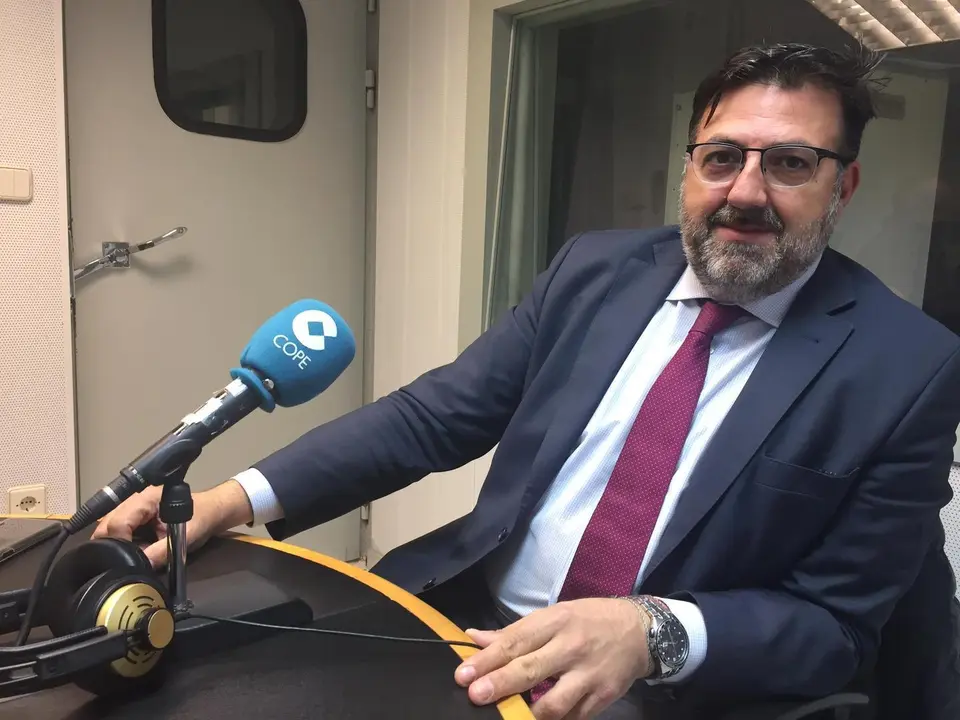 Manolo Torres en los estudios de Cope Huesca. | Foto: Carlos Reyes