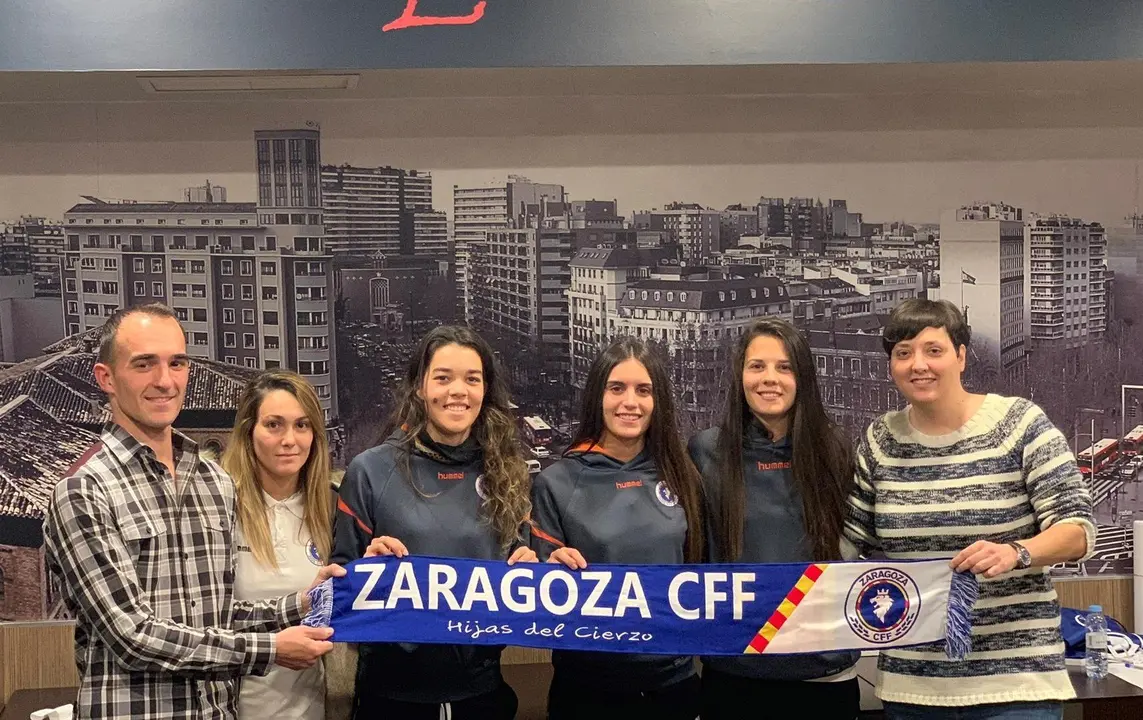 Miembros de la Pe&ntilde;a Hijas del Cierzo con jugadoras del Zaragoza CFF. Foto: Pe&ntilde;a Hijas del Cierzo