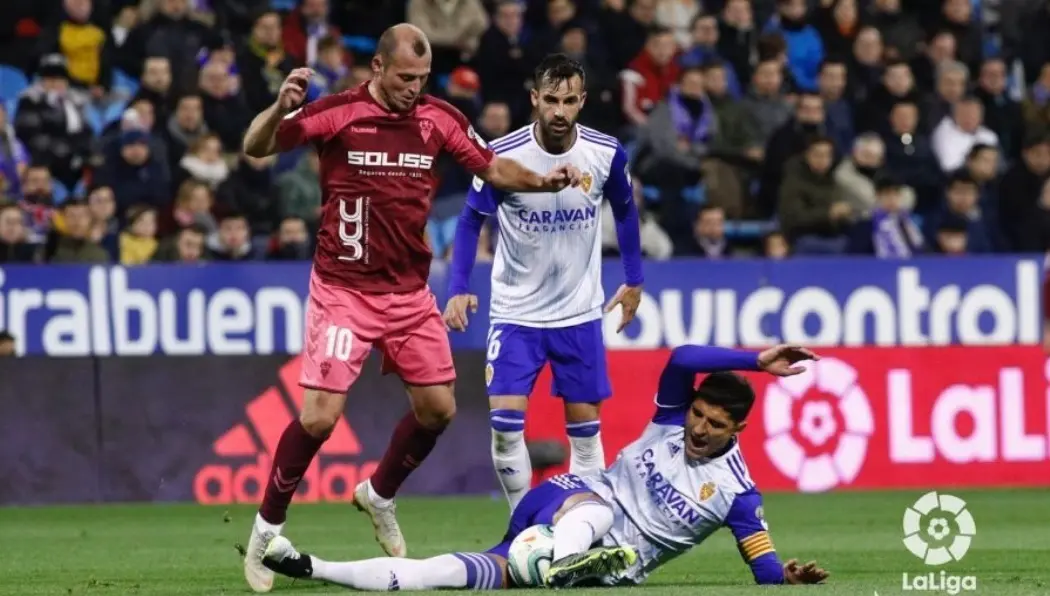 Simone Grippo lucha en el suelo por un bal&oacute;n. Foto: LaLiga Smartbank