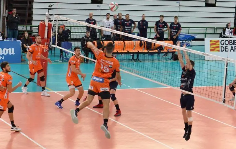 Gavenda realiza un remate en el duelo ante el Almorad&iacute; de hoy domingo | Foto: FEDERACI&Oacute;N ESPA&Ntilde;OLA DE VOLEIBOL